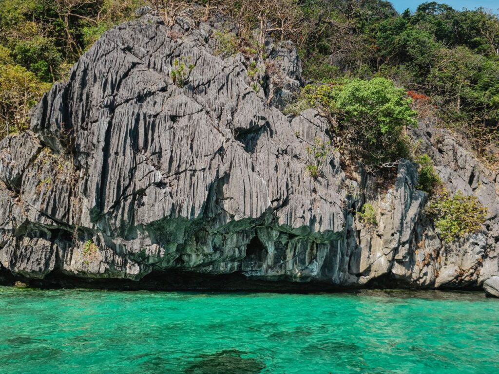 Blue waters with cliffs Beach in El Nido, Palawan, Philippines